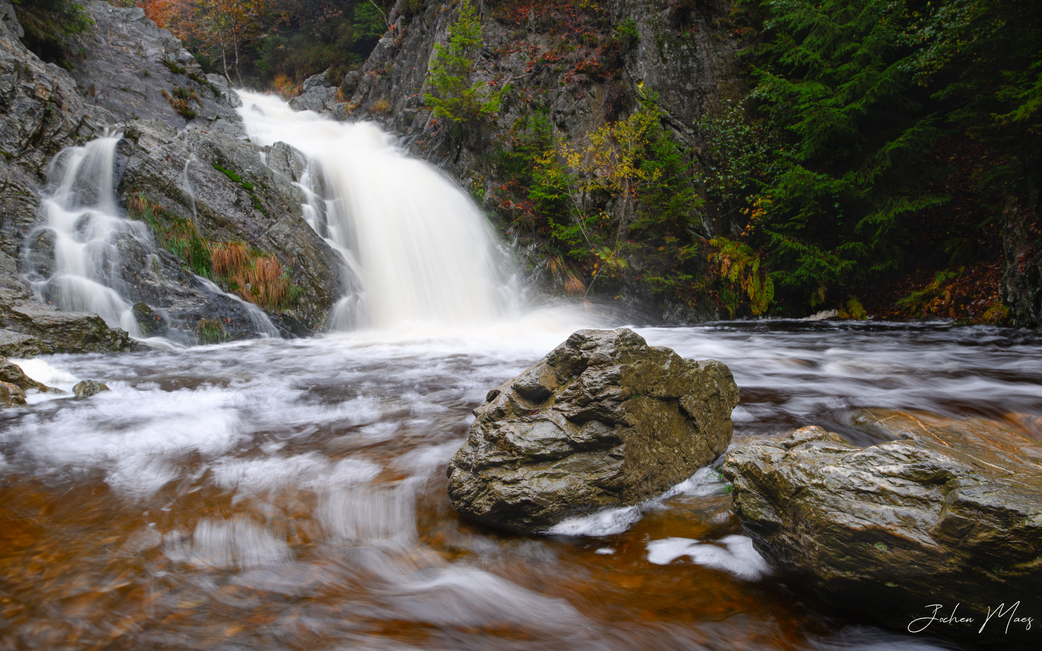 Autumn_waterfall.jpg