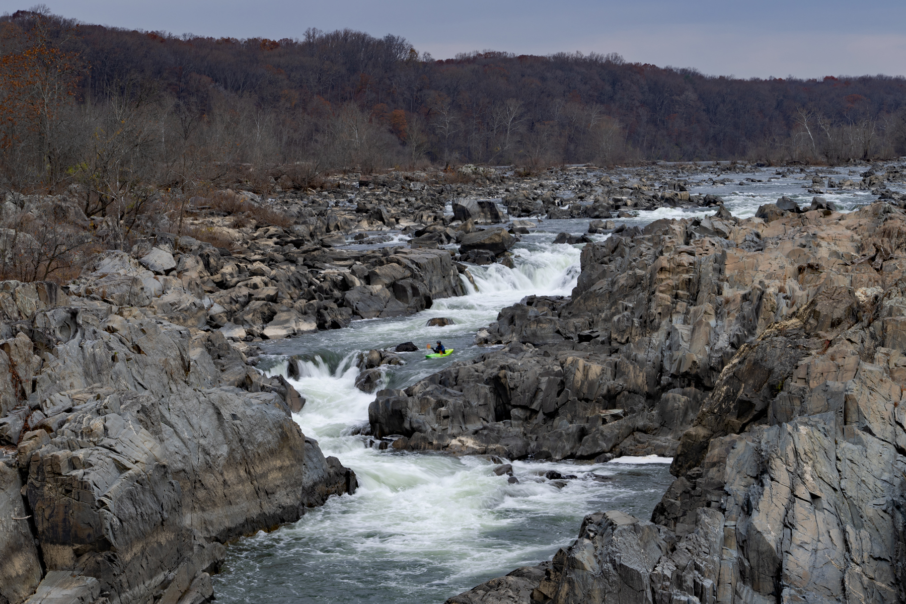 (E) KAYAKER RUNS RAPIDS GREAT FALLS NP VIRGINIA _DSC0239.jpg