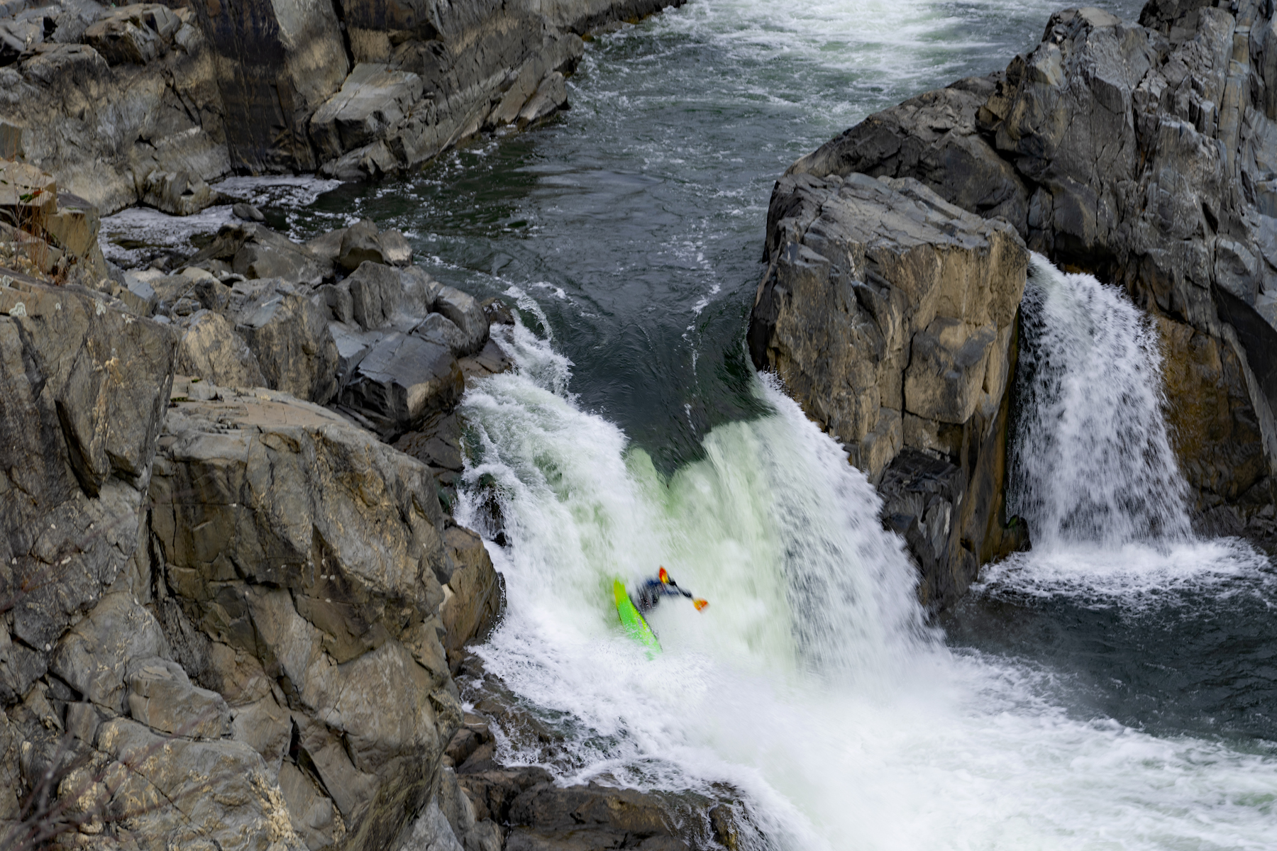 (G) KAYAKER DROPS IN GREAT FALLS NP VIRGINIA _DSC0246.jpg