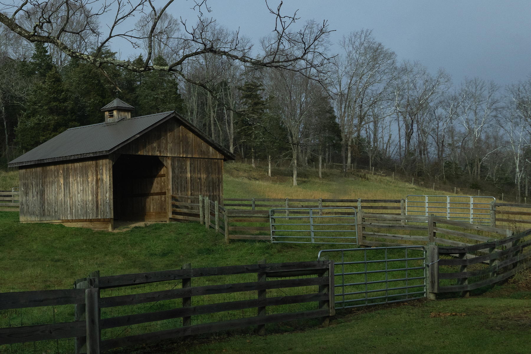 OLD BARN AND FENCES RURAL VIRGINIA _DSC0405.jpg