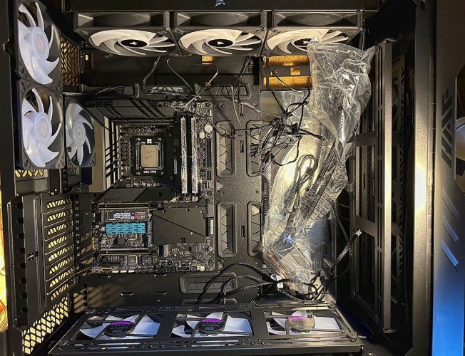 HAF 700 EVO Maximus Build a2 1000p.jpg